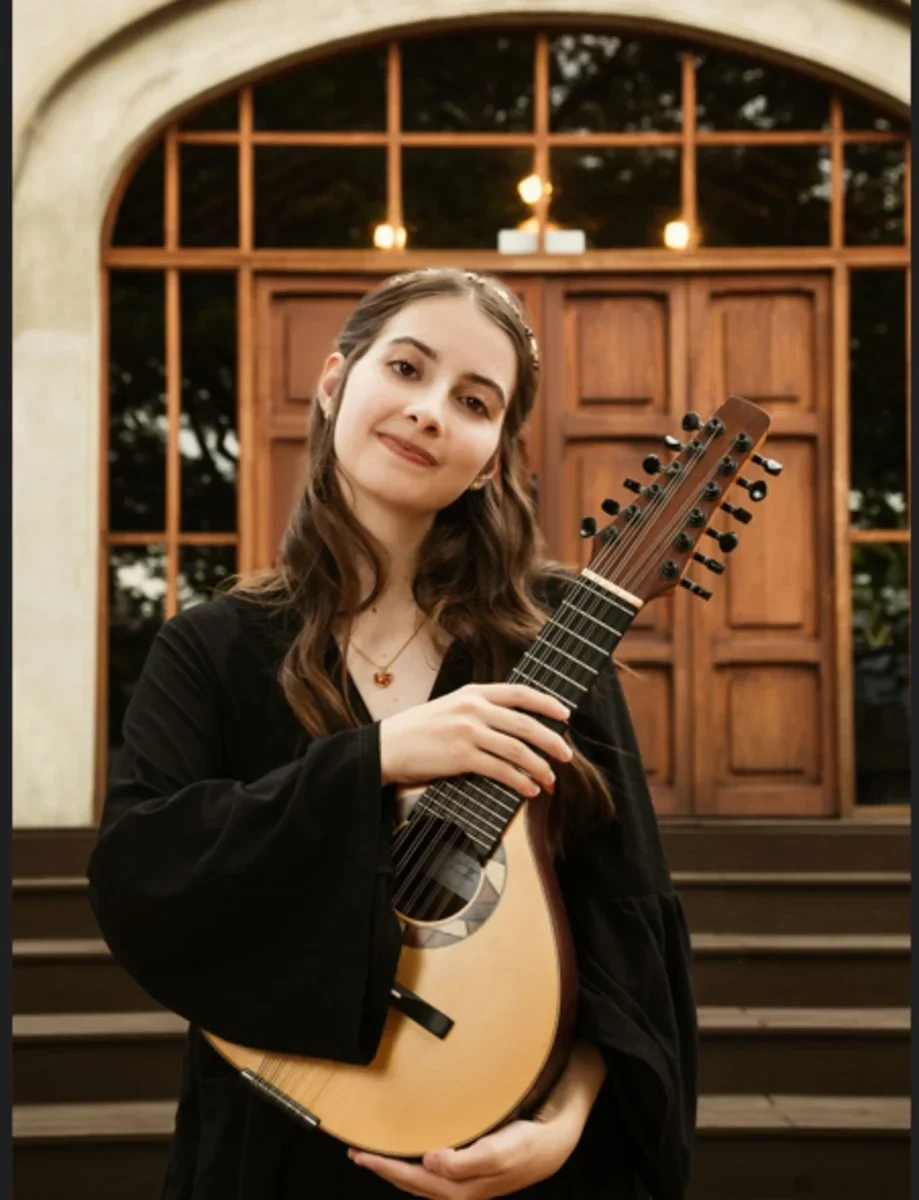 Imagen oficial de Camila Gómez (Colombia), bandola en Bogotá